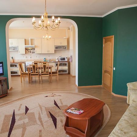 Apartment In 2 Min From Poznyaky Metro Station Kiev Exterior foto